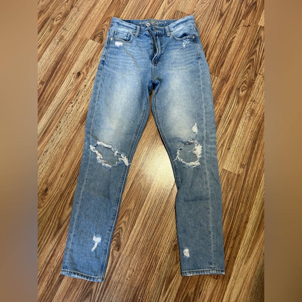American eagle ripped mom jeans. Size zero. EUC daughter just grew out of them